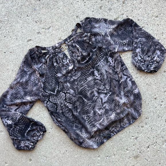 ⭐️ JLo Jennifer Lopez Snakeskin Blue Grey Blouse Shirt Top Size XL NEW WITH TAGS - Picture 1 of 5